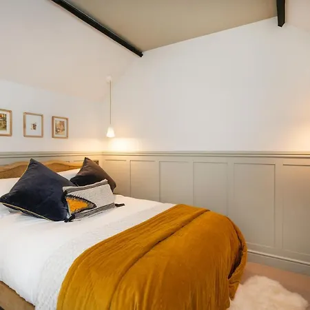 The Queens Hotel *