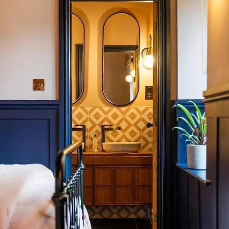 The Queens Hotel